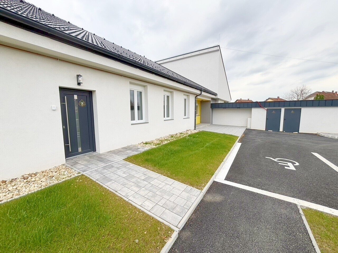 Moderne Neubauwohnung mit niedrigen Betriebskosten nähe Therme Moderne Neubauwohnung mit niedrigen Betriebskosten nähe Therme