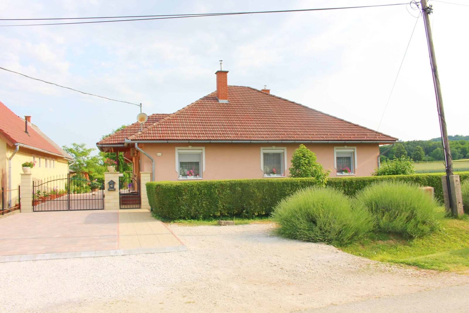 Vielseitiges Familienhaus mit Zwei separate Wohneinheiten   Vielseitiges Familienhaus mit Zwei separate Wohneinheiten