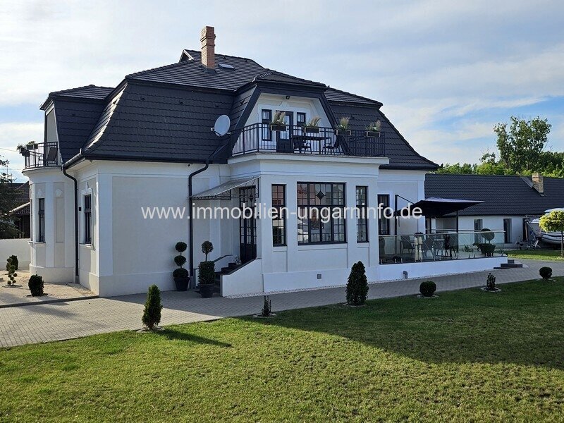 Luxuriöse Luxusvilla mit Gästehaus, Wellness, Schwimmbad, Tennisplatz und 0,8 Hektar großem Park in der Gegend von Budapest zu verkaufen Luxuriöse Luxusvilla mit Gästehaus, Wellness, Schwimmbad, Tennisplatz und 0,8 Hektar großem Park in der Gegend von Budapest zu verkaufen