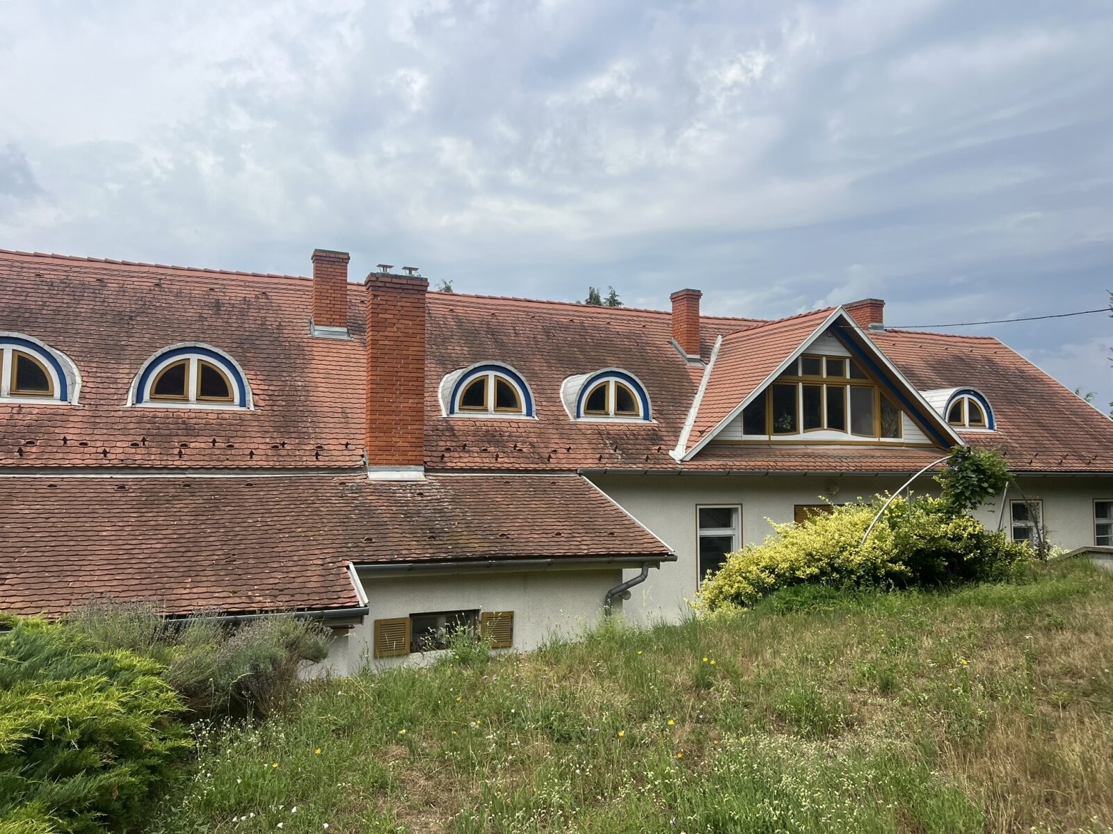 Herrenhaus mit wunderschöner Grünanlage zu verkaufen! Herrenhaus mit wunderschöner Grünanlage zu verkaufen!