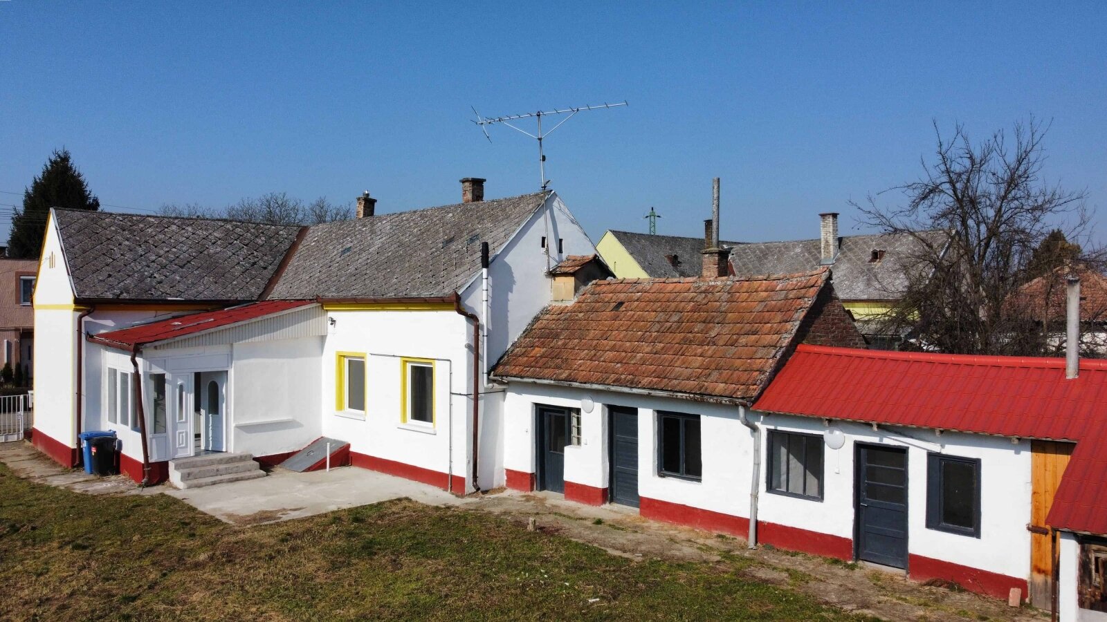 Schönes Familienhaus mit Nebengebäude und riesigem Grundstück Schönes Familienhaus mit Nebengebäude und riesigem Grundstück