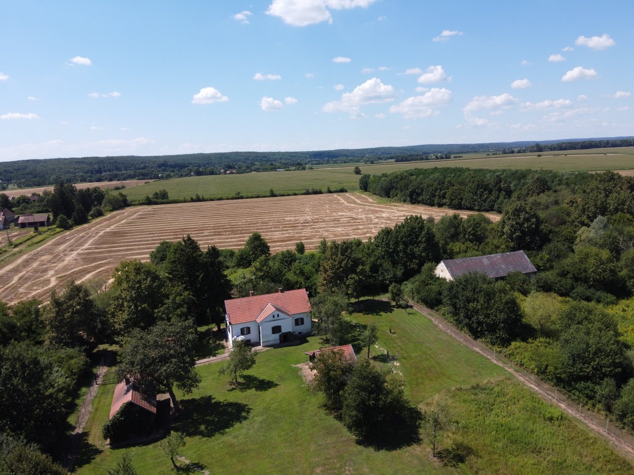 Renoviertes Herrenhaus mit großem Grundstück, ideal für Pferdebesitzer & Ruhesuchende Renoviertes Herrenhaus mit großem Grundstück, ideal für Pferdebesitzer & Ruhesuchende