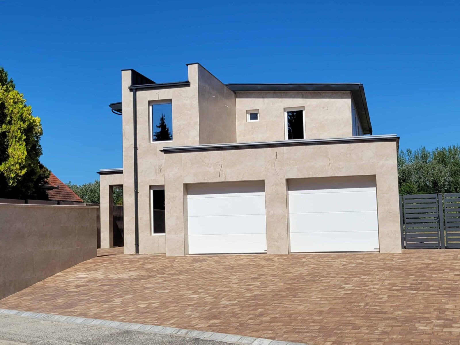 Traumhaus für zwei Generationen – Neubau mit Doppelgarage & Riesengrundstück in Vámosszabadi Traumhaus für zwei Generationen – Neubau mit Doppelgarage & Riesengrundstück in Vámosszabadi
