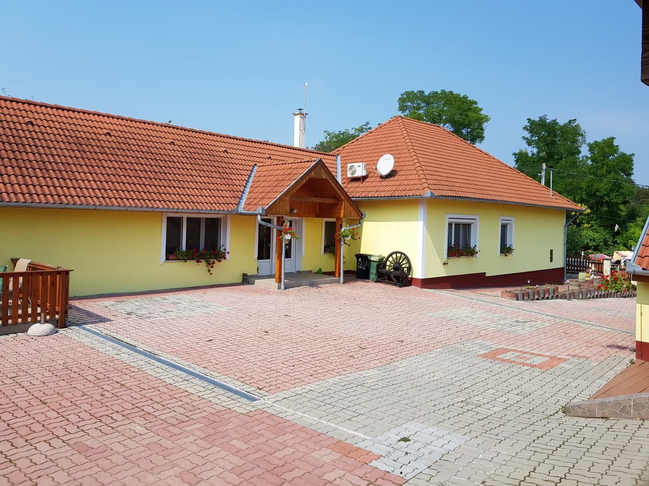 (AA) Großes Anwesen mit viel Platz auch für eine Senioren-Wohngemeinschaft am Rande von Héviz (AA) Großes Anwesen mit viel Platz auch für eine Senioren-Wohngemeinschaft am Rande von Héviz