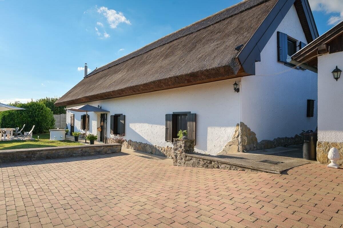 Modernisiertes Ferienhaus mit Schilfsdach ein Paar Km weit vom Plattensee Nordufer ist zu verkaufen Modernisiertes Ferienhaus mit Schilfsdach ein Paar Km weit vom Plattensee Nordufer ist zu verkaufen