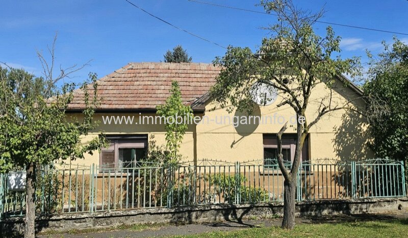 In der Weinregion Somló (Komitat Veszprém) stehen 2 Häuser zum Preis von einem zum Verkauf. In der Weinregion Somló (Komitat Veszprém) stehen 2 Häuser zum Preis von einem zum Verkauf.