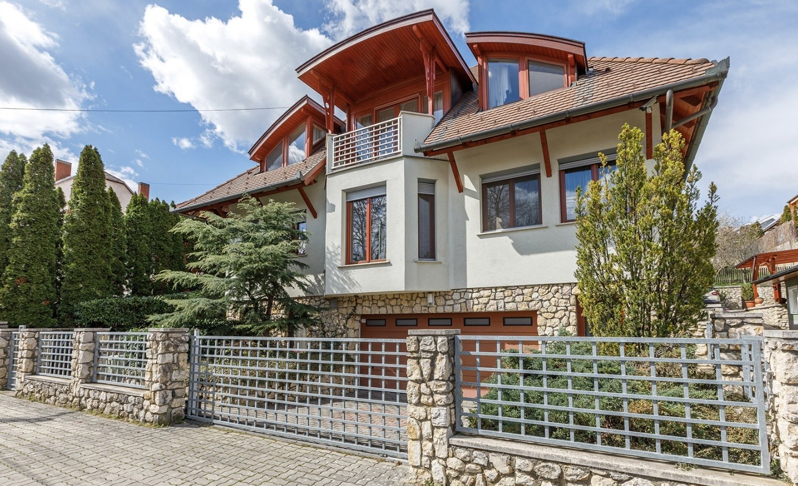 (AAA) Exklusives und Gepflegtes Familienhaus in ruhiger, zentraler Lage (AAA) Exklusives und Gepflegtes Familienhaus in ruhiger, zentraler Lage