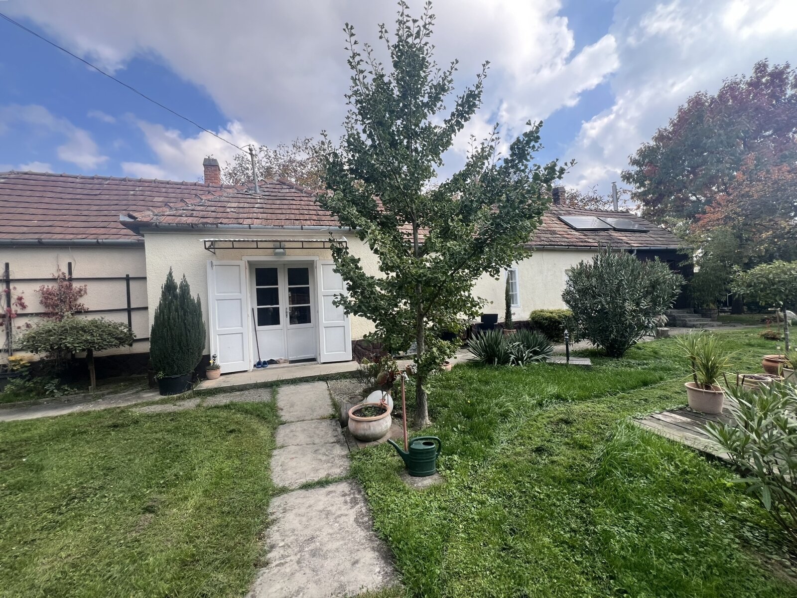 Charmantes Bauernhaus mit großem Grundstück zu verkaufen! Charmantes Bauernhaus mit großem Grundstück zu verkaufen!