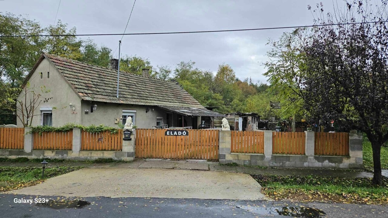 Einfamilienhaus mit großem Grundstück und Wald in der Nähe des Plattensees Einfamilienhaus mit großem Grundstück und Wald in der Nähe des Plattensees