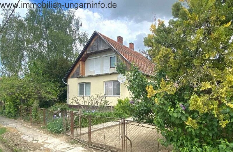15 km vom Plattensee entfernt Einfamilienhaus mit 0,7 ha Grundstück zu verkaufen 15 km vom Plattensee entfernt Einfamilienhaus mit 0,7 ha Grundstück zu verkaufen