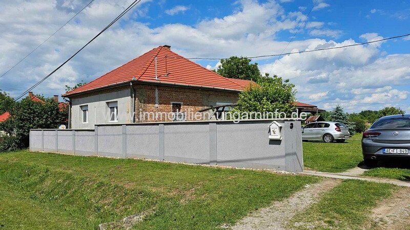 Renoviertes Einfamilienhaus in einem kleinen Dorf südlich des Plattensees zu verkaufen Renoviertes Einfamilienhaus in einem kleinen Dorf südlich des Plattensees zu verkaufen