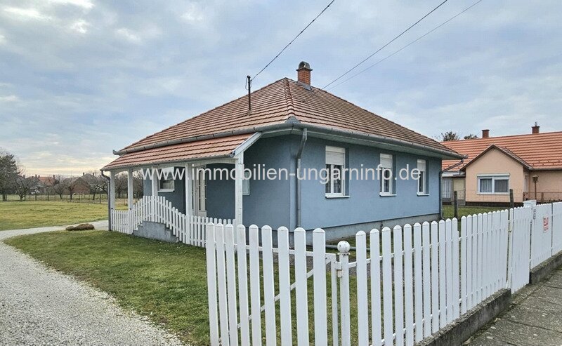 Neuartiges Einfamilienhaus in einer Kleinstadt am Plattensee zu verkaufen Neuartiges Einfamilienhaus in einer Kleinstadt am Plattensee zu verkaufen