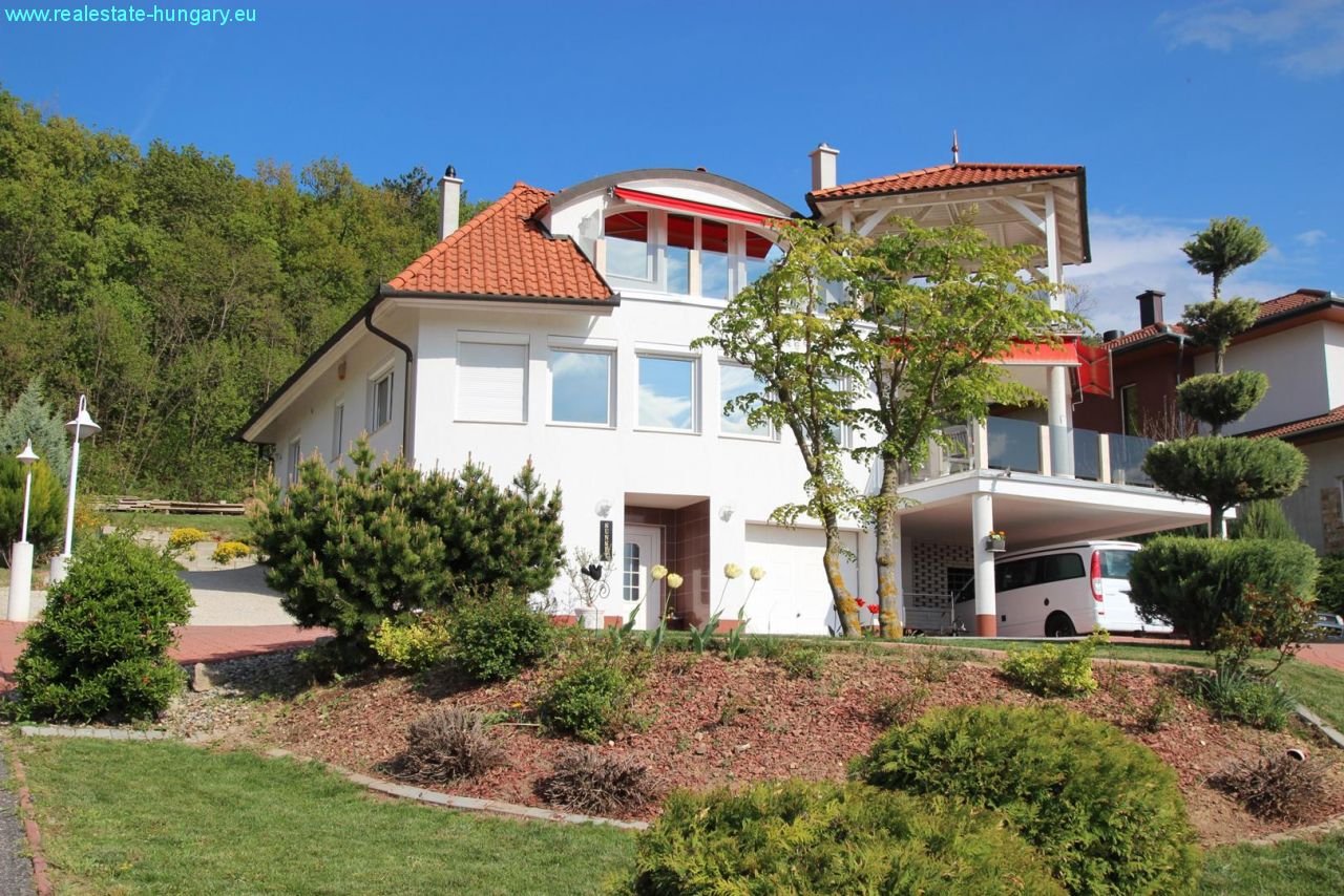 Imposante Villa mit Einliegewohnung am Nordufer Imposante Villa mit Einliegewohnung am Nordufer