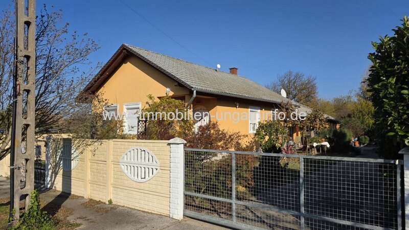 Zum verkauf steht ein gemütliches Einfamilienhaus mit grossem Grundstück Zum verkauf steht ein gemütliches Einfamilienhaus mit grossem Grundstück