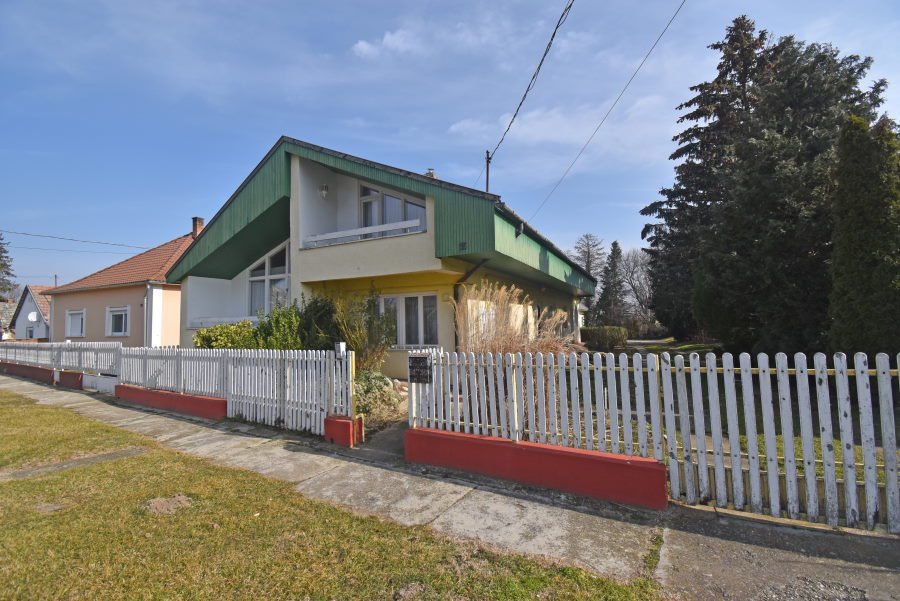 (AAA) Renoviertes Haus in ruhigem Dorf zu verkaufen (AAA) Renoviertes Haus in ruhigem Dorf zu verkaufen