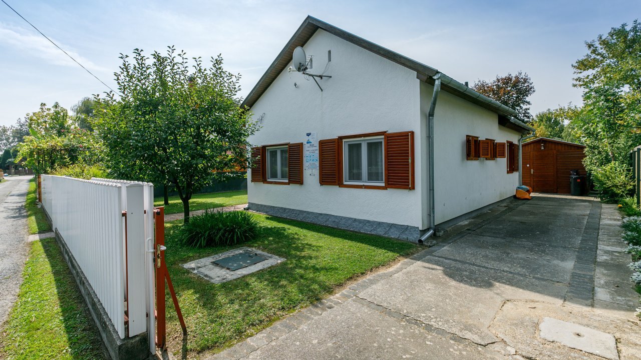 (AAAB) Kleines Landhaus in unmittelbarer Seenähe am Südufer des Balaton (AAAB) Kleines Landhaus in unmittelbarer Seenähe am Südufer des Balaton