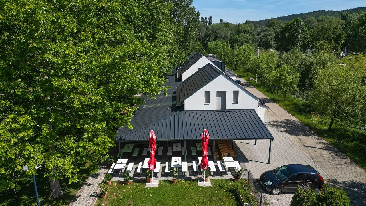 (AAA) Restaurant am Balaton mit Blick auf den See (AAA) Restaurant am Balaton mit Blick auf den See