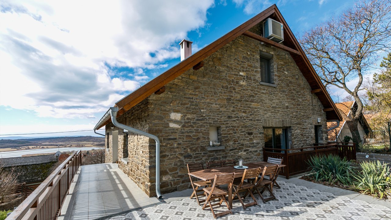 AAA: Wunderschönes Einfamilienhaus mit Panoramablick auf den Plattensee AAA: Wunderschönes Einfamilienhaus mit Panoramablick auf den Plattensee