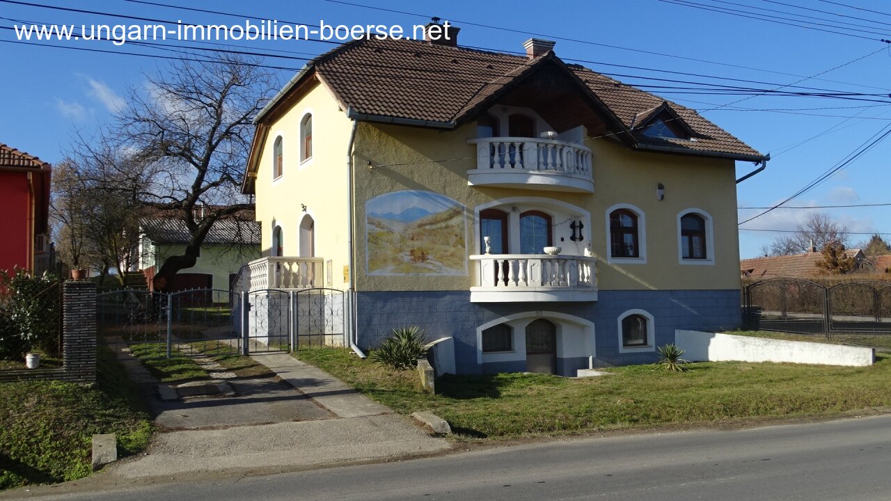 Familienwohnhaus mit sechs Wohneinheiten Familienwohnhaus mit sechs Wohneinheiten