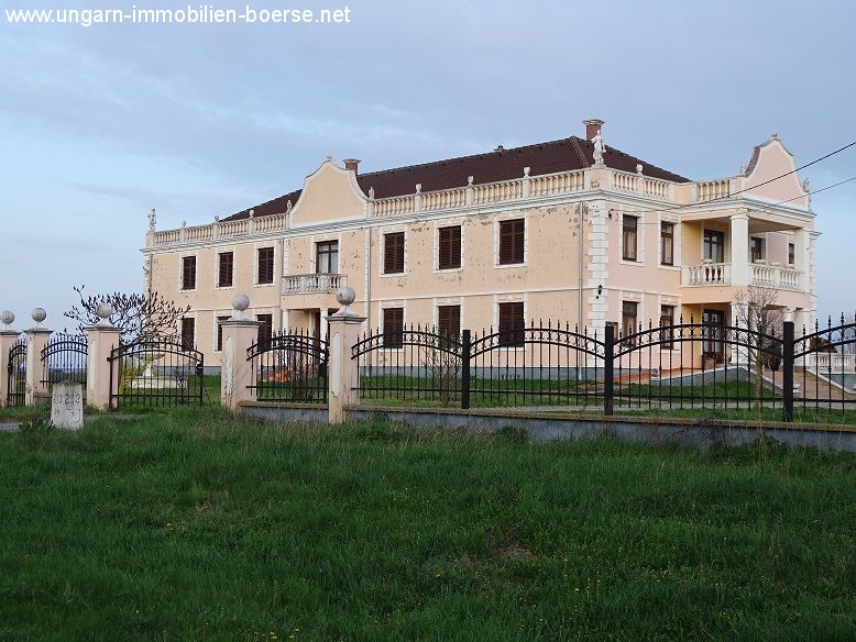 Toll renoviertes Schloss – Außenanstrich muss noch gemacht werden Toll renoviertes Schloss – Außenanstrich muss noch gemacht werden