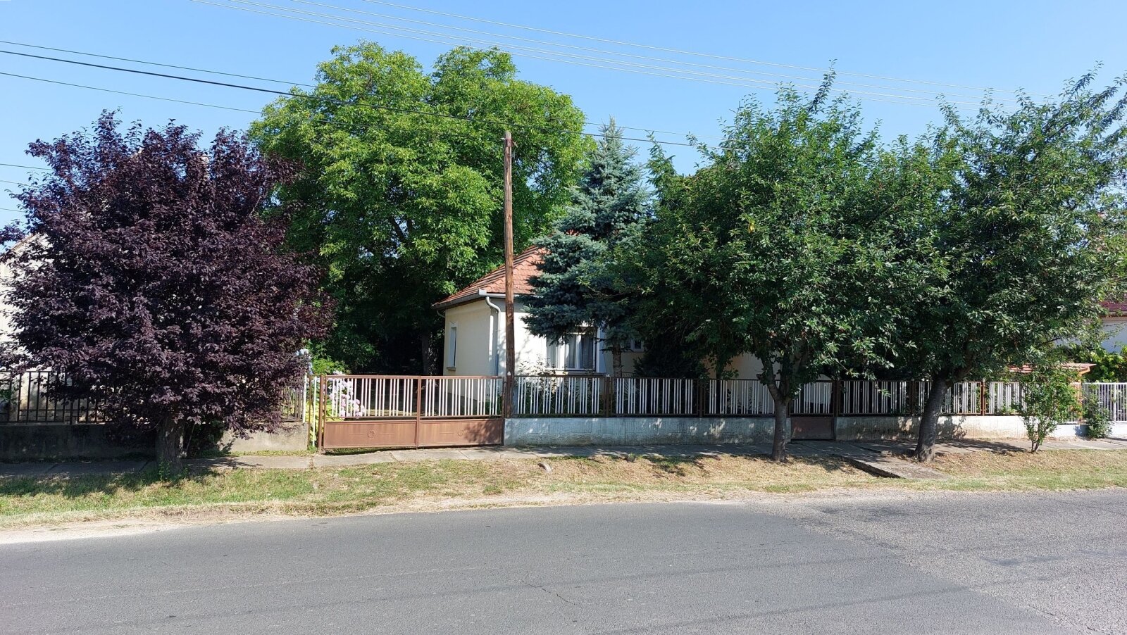 Landhaus mit Nebengebäuden und Garage auf einem großen Grundstück Landhaus mit Nebengebäuden und Garage auf einem großen Grundstück