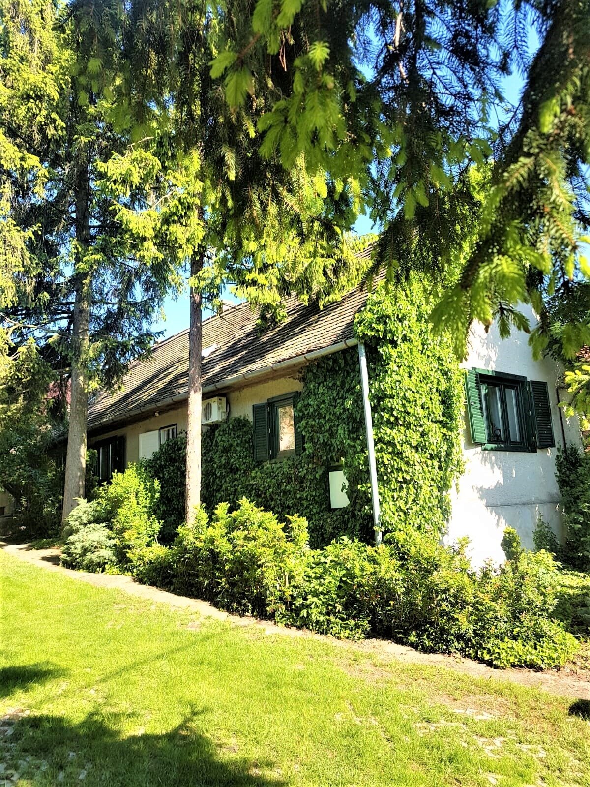Landhaus mit großzügiger Gartenanlage Landhaus mit großzügiger Gartenanlage