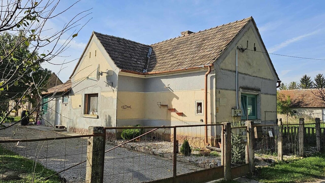 Einfamilienhaus zu verkaufen in einem kleinen Dorf 10 km vom Plattensee entfernt Einfamilienhaus zu verkaufen in einem kleinen Dorf 10 km vom Plattensee entfernt