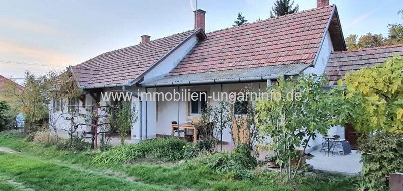 Einfamilienhaus mit großem Grundstück in einem Dorf 22 km vom Plattensee entfernt zu verkaufen Einfamilienhaus mit großem Grundstück in einem Dorf 22 km vom Plattensee entfernt zu verkaufen