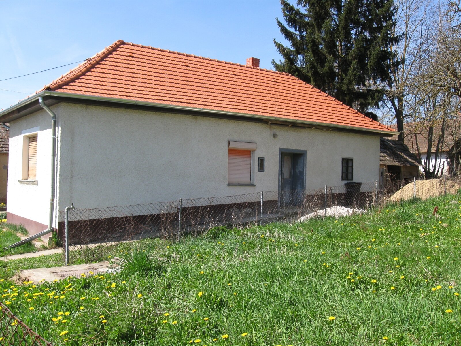 Zu renovierendes Bauernhaus in idyllischer Lage Zu renovierendes Bauernhaus in idyllischer Lage