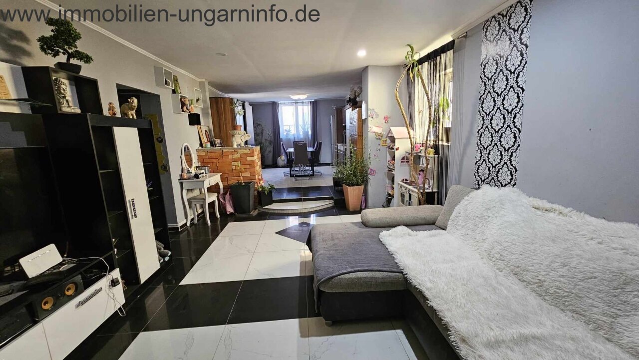 Familienhaus mit 2 Grundstücken in der Nähe des Plattensees Familienhaus mit 2 Grundstücken in der Nähe des Plattensees