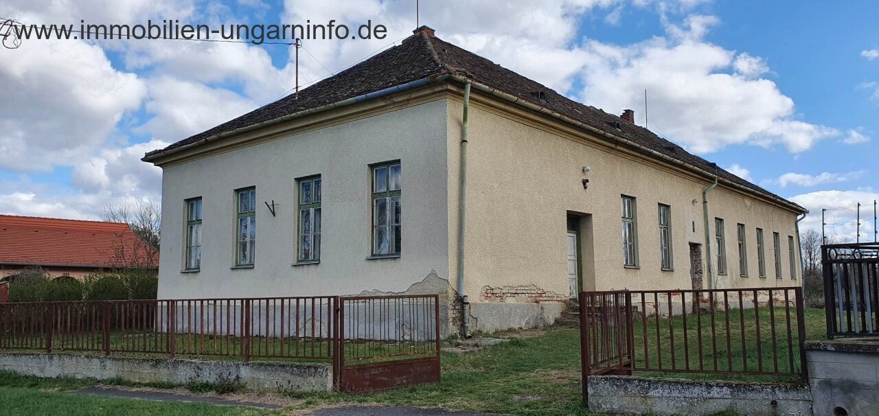 250 m² Gebäude mit 0,5 Hektar Grundstück in der Nähe des Plattensees zu verkaufen 250 m² Gebäude mit 0,5 Hektar Grundstück in der Nähe des Plattensees zu verkaufen