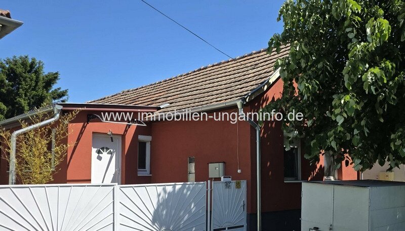 In Marcali (12 km vom Plattensee entfernt) steht ein Einfamilienhaus mit gepflegtem Garten zum Verkauf In Marcali (12 km vom Plattensee entfernt) steht ein Einfamilienhaus mit gepflegtem Garten zum Verkauf