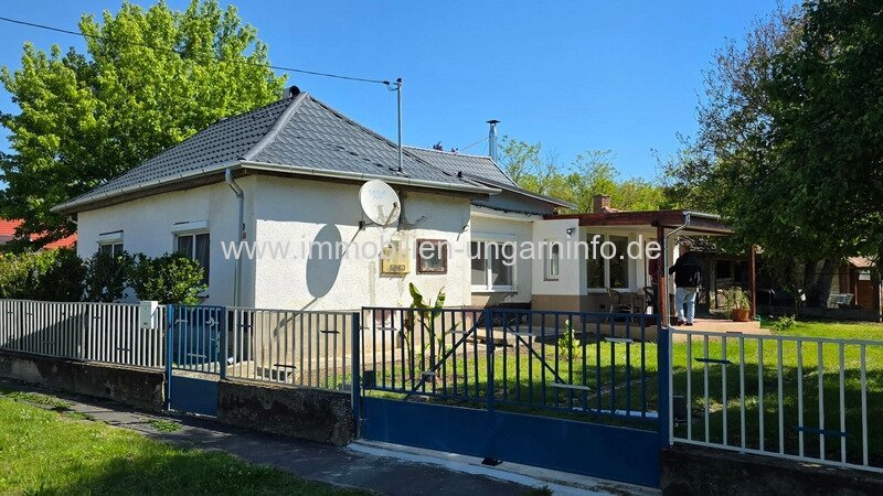 Einfamilienhaus mit großem Grundstück und einem kleinen Waldstück (20 km vom Plattensee entfernt) Einfamilienhaus mit großem Grundstück und einem kleinen Waldstück (20 km vom Plattensee entfernt)