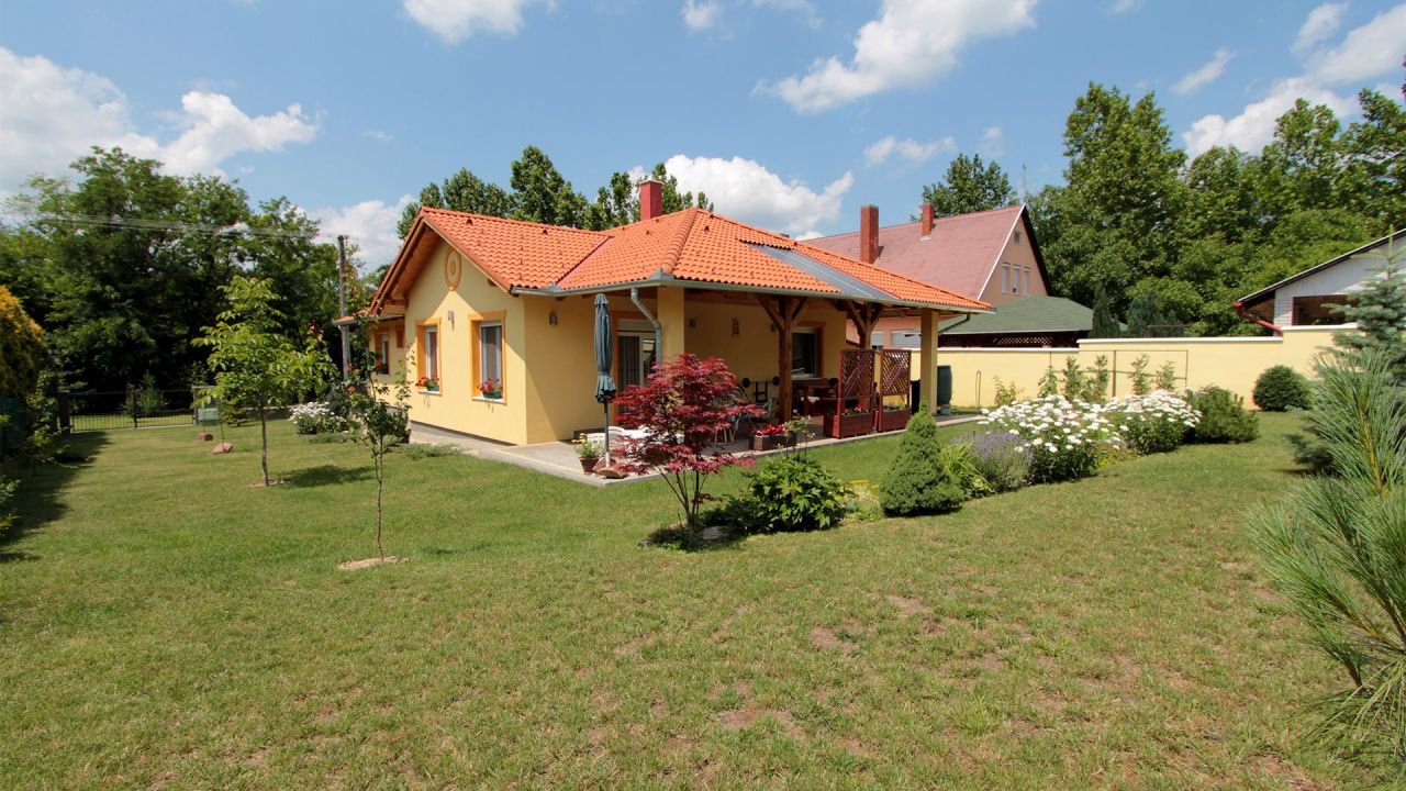 (AAA) Moderner Bungalow umgeben von gepflegtem Garten (AAA) Moderner Bungalow umgeben von gepflegtem Garten