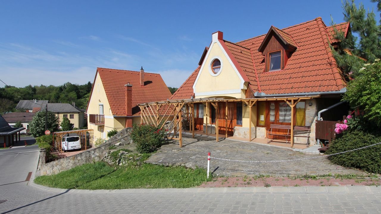 (AA) Großflächige Immobilie mit Wohnung, Geschäftsräumen und Restaurant (AA) Großflächige Immobilie mit Wohnung, Geschäftsräumen und Restaurant