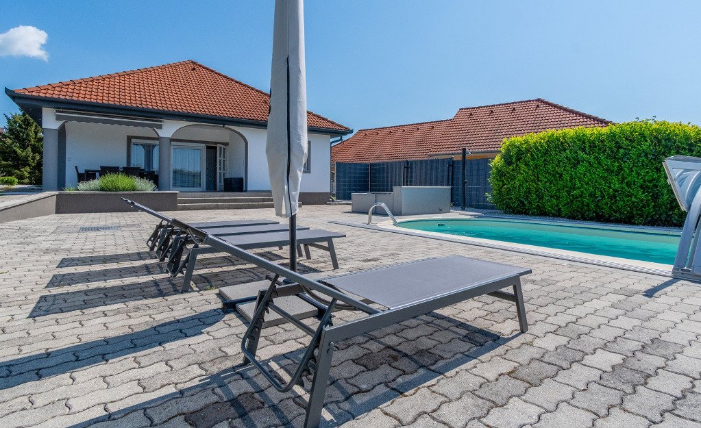 (AAA) Stilvolle und moderne Villa mit Pool am Nordufer (AAA) Stilvolle und moderne Villa mit Pool am Nordufer