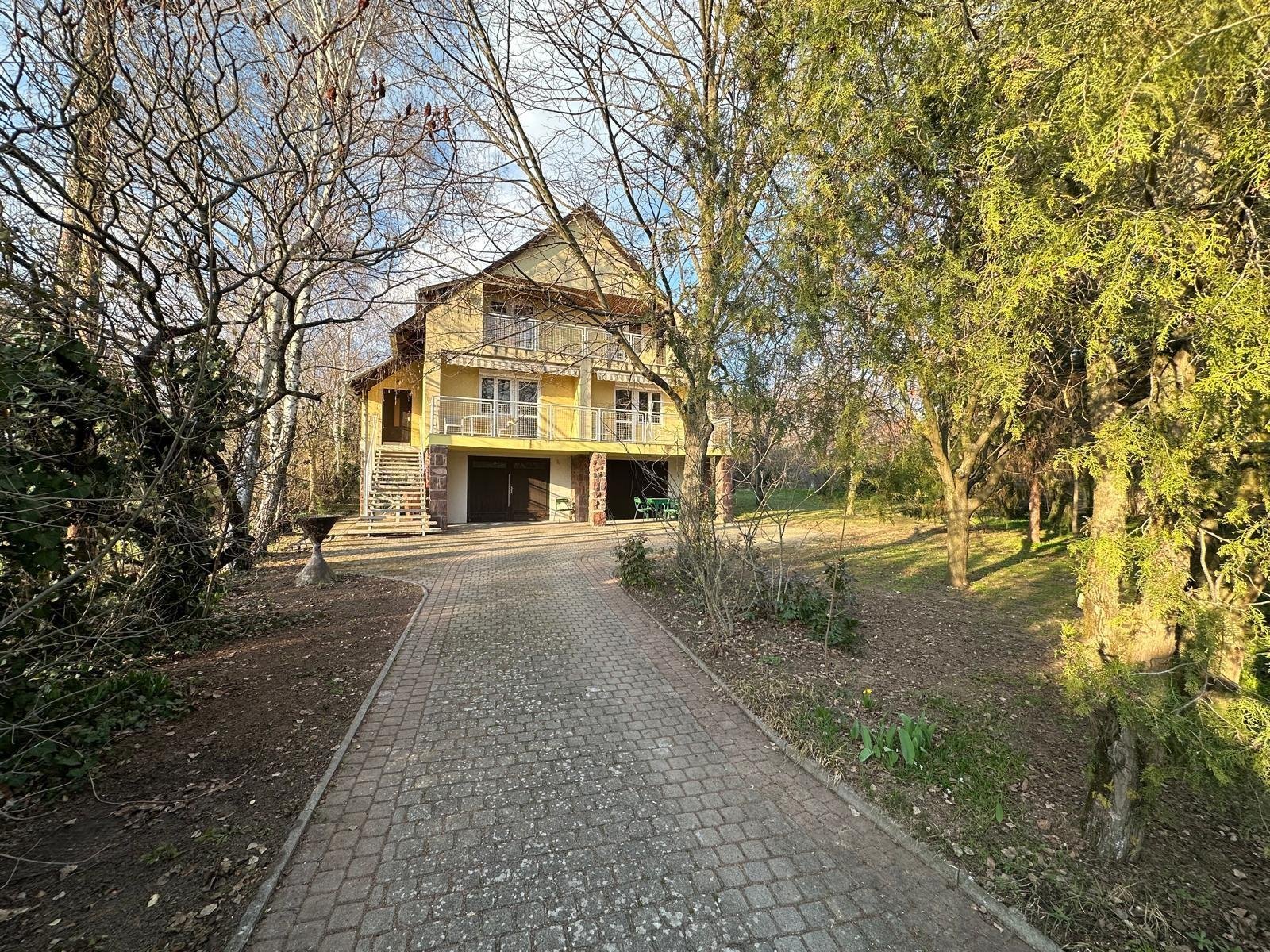 (ABA) Einfamilienhaus am berühmten Nordufer des Balatons (ABA) Einfamilienhaus am berühmten Nordufer des Balatons