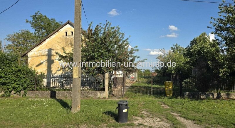 In Balatonszabadi steht ein Zweifamilienhaus mit großem Grundstück zum Verkauf In Balatonszabadi steht ein Zweifamilienhaus mit großem Grundstück zum Verkauf