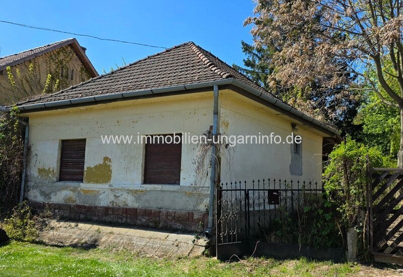 Einfamilienhaus mit großem Grundstück in Teleki zu verkaufen - 10 km vom Balaton Einfamilienhaus mit großem Grundstück in Teleki zu verkaufen - 10 km vom Balaton
