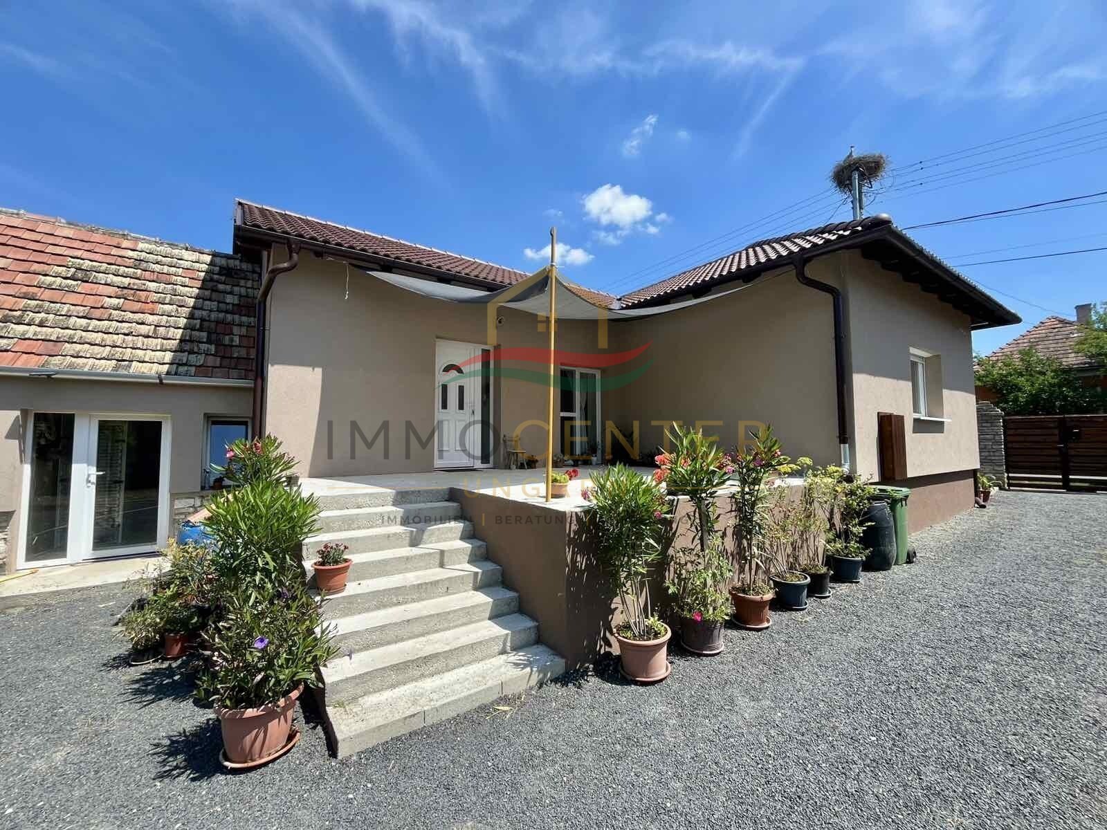 (AAA) Renoviertes, bezugsfertiges Einfamilienhaus am Westfuß des Szent-György-Hügels (AAA) Renoviertes, bezugsfertiges Einfamilienhaus am Westfuß des Szent-György-Hügels