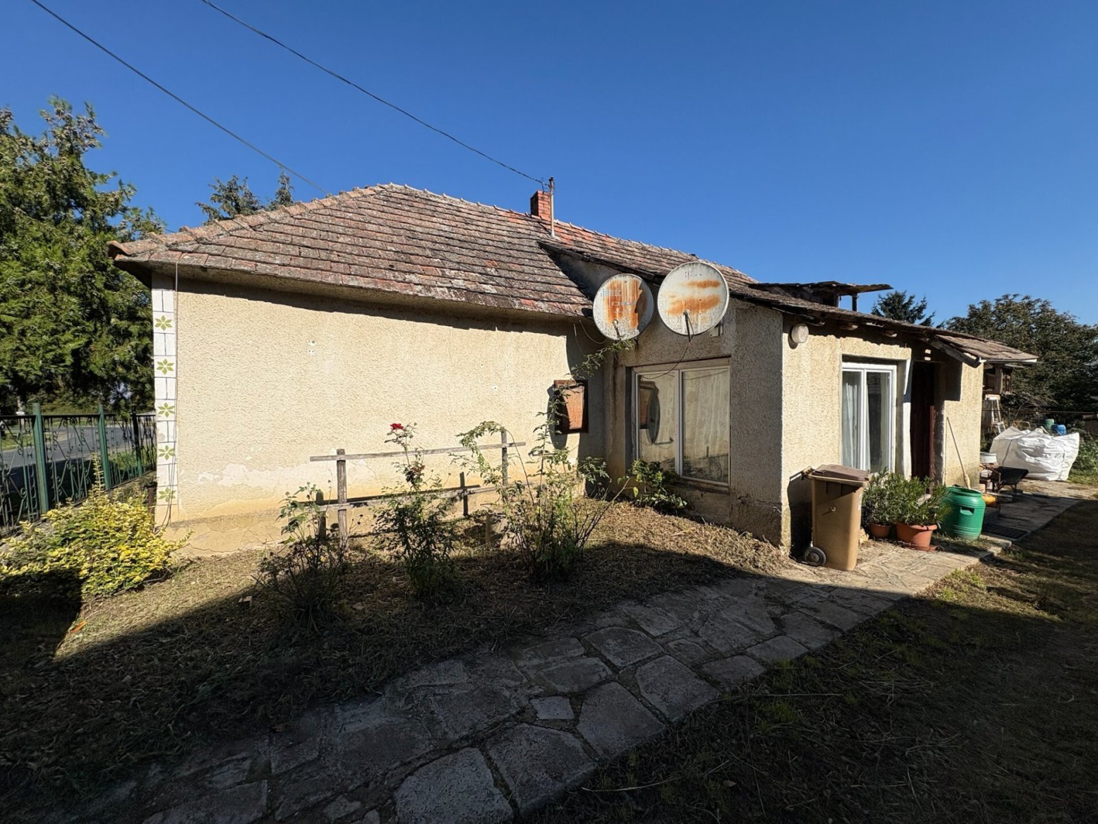 (BBA) Sanierungsbedürftiges Haus in ruhiger Umgebung (BBA) Sanierungsbedürftiges Haus in ruhiger Umgebung