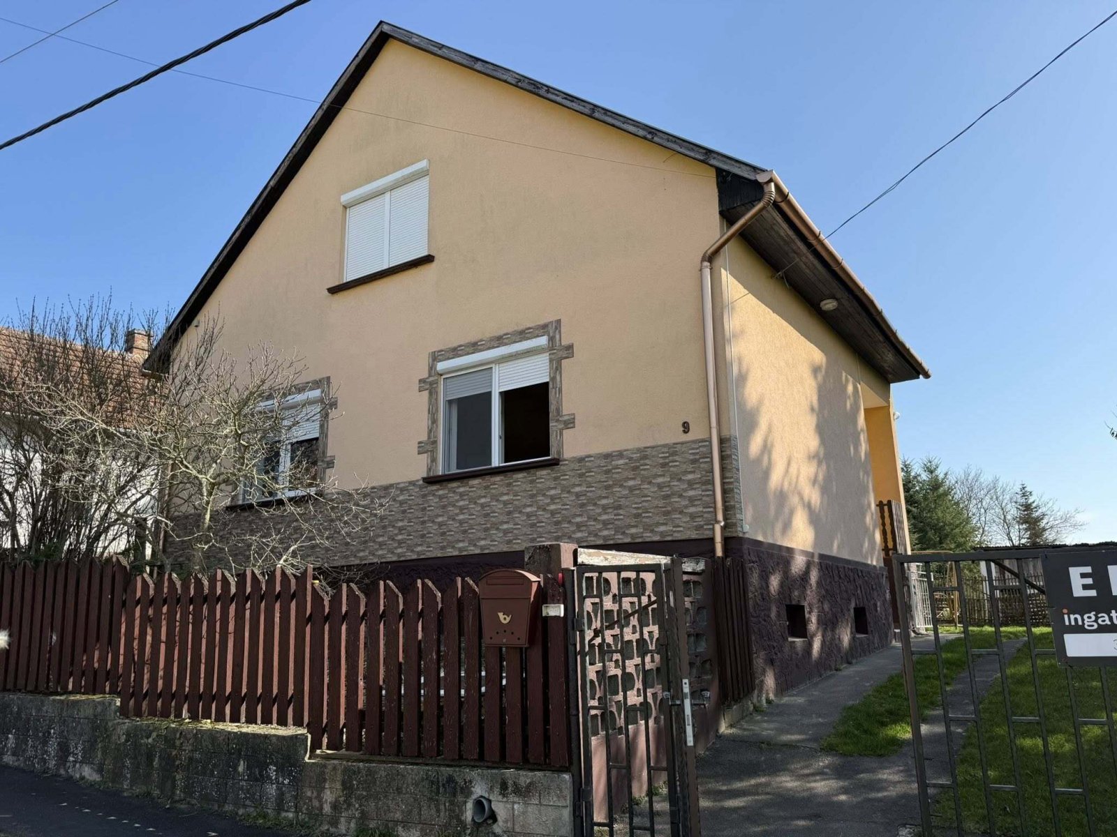 (BAA) Großes Zweifamilienhaus mit großem Grundstück in ruhigem Ort (BAA) Großes Zweifamilienhaus mit großem Grundstück in ruhigem Ort