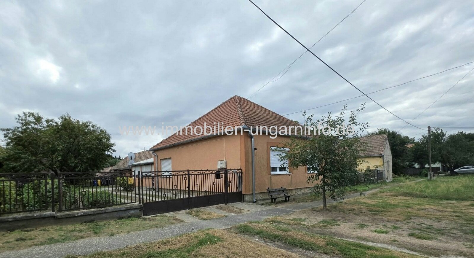 Einfamilienhaus mit Nebengebäuden in Mesztegnyő zu verkaufen Einfamilienhaus mit Nebengebäuden in Mesztegnyő zu verkaufen