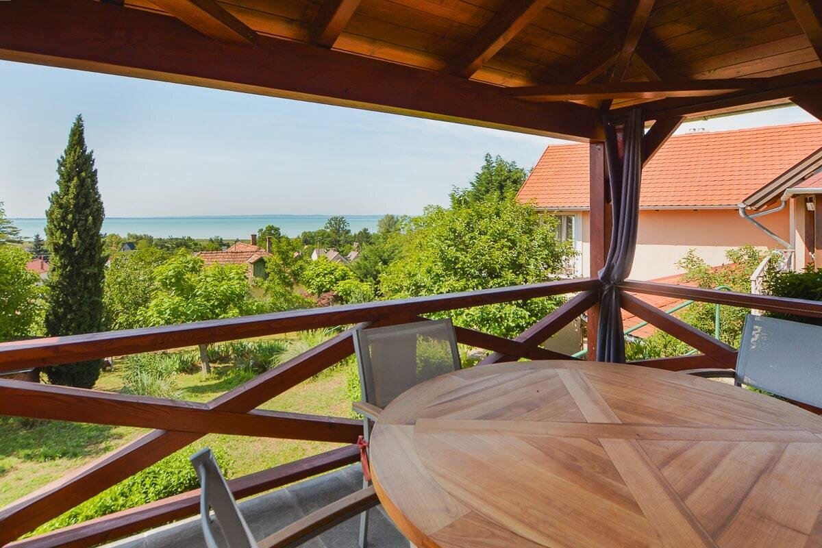 Ruhig gelegenes Haus mit Blick auf den Plattensee Paar Gehminuten vom See entfernt ist zu verkaufen Ruhig gelegenes Haus mit Blick auf den Plattensee Paar Gehminuten vom See entfernt ist zu verkaufen