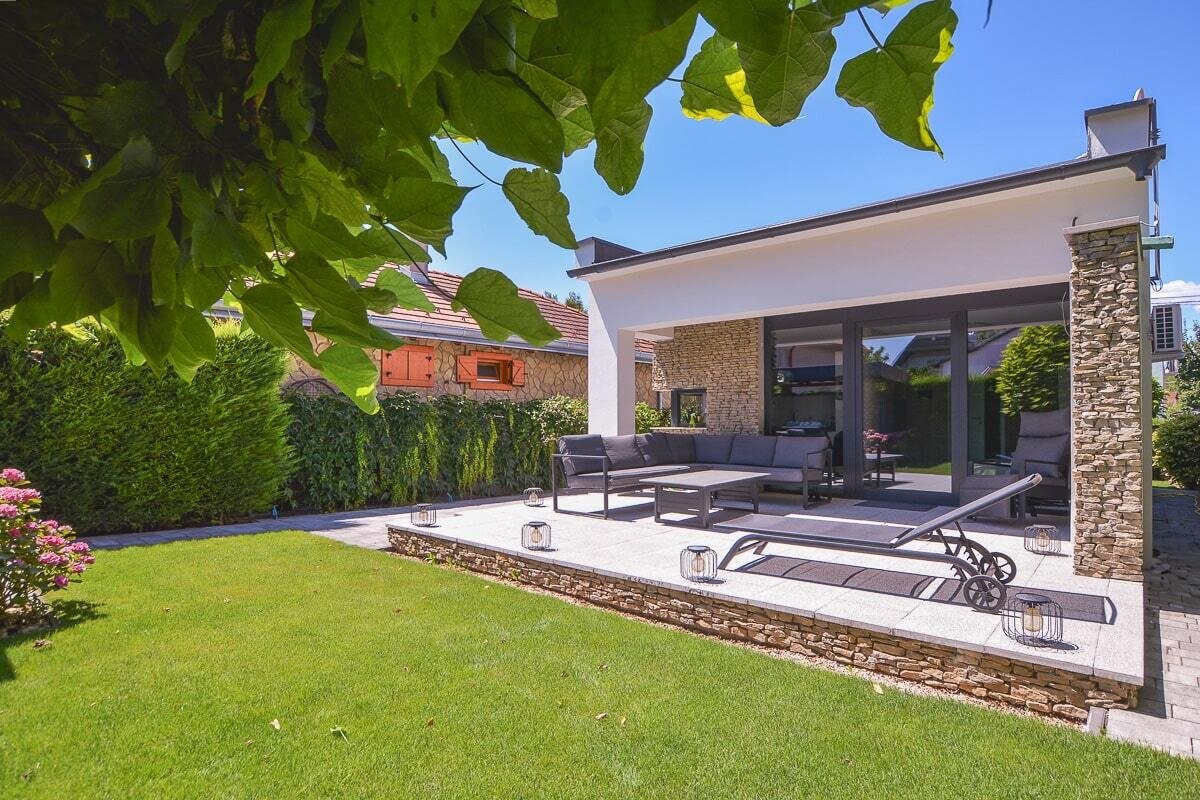 Modernes Ferienhaus ein Paar Gehminuten vom Plattensee entfernt ist zu verkaufen Modernes Ferienhaus ein Paar Gehminuten vom Plattensee entfernt ist zu verkaufen
