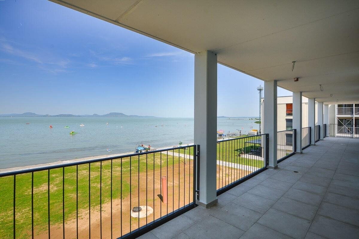 Neu gebaute Mehrfamilienhauswohnung in geschlossenem Wohnpark unmittelbar am Balaton-Ufer ist zu vermieten Neu gebaute Mehrfamilienhauswohnung in geschlossenem Wohnpark unmittelbar am Balaton-Ufer ist zu vermieten