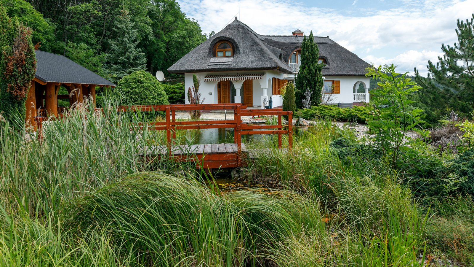 Rarität! Großzügige Reetdach-Immobilie mit Schwimmteich und unverbaubarem Blick auf den Plattensee Rarität! Großzügige Reetdach-Immobilie mit Schwimmteich und unverbaubarem Blick auf den Plattensee