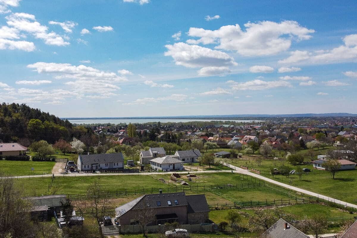 Baugrundstück direkt neben Wald mit Panoramablick auf den Plattensee Baugrundstück direkt neben Wald mit Panoramablick auf den Plattensee