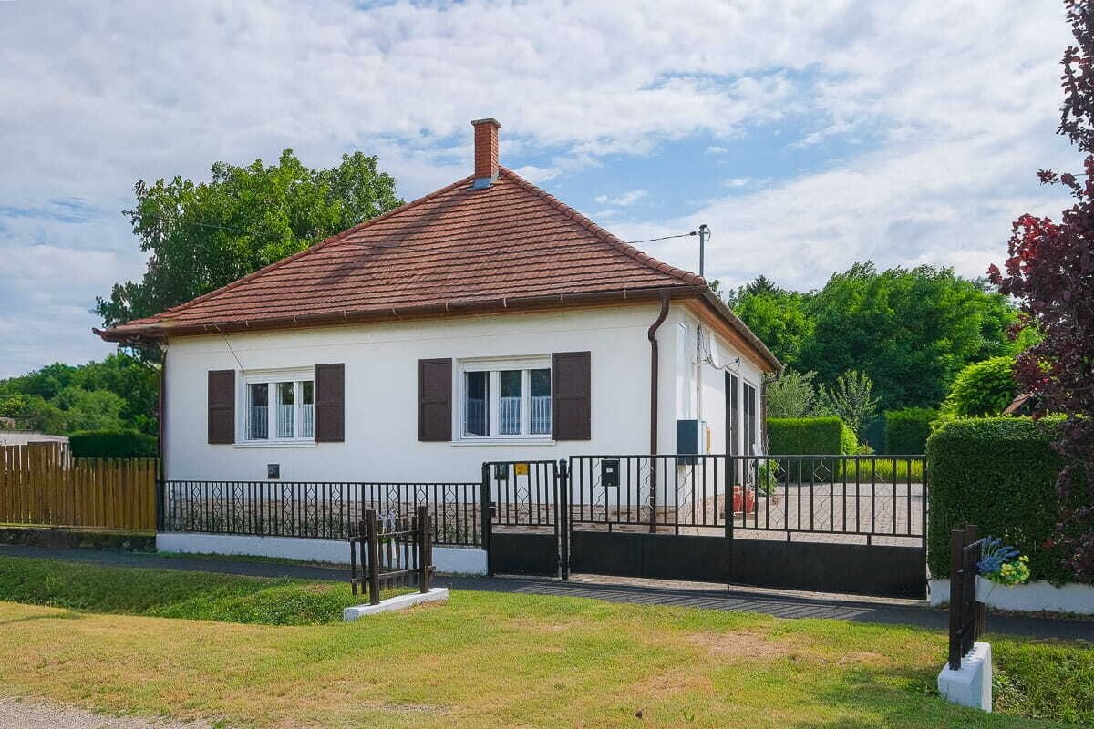 Schön gepflegtes Bungalow 10 km vom Plattensee entfernt ist zu verkaufen Schön gepflegtes Bungalow 10 km vom Plattensee entfernt ist zu verkaufen