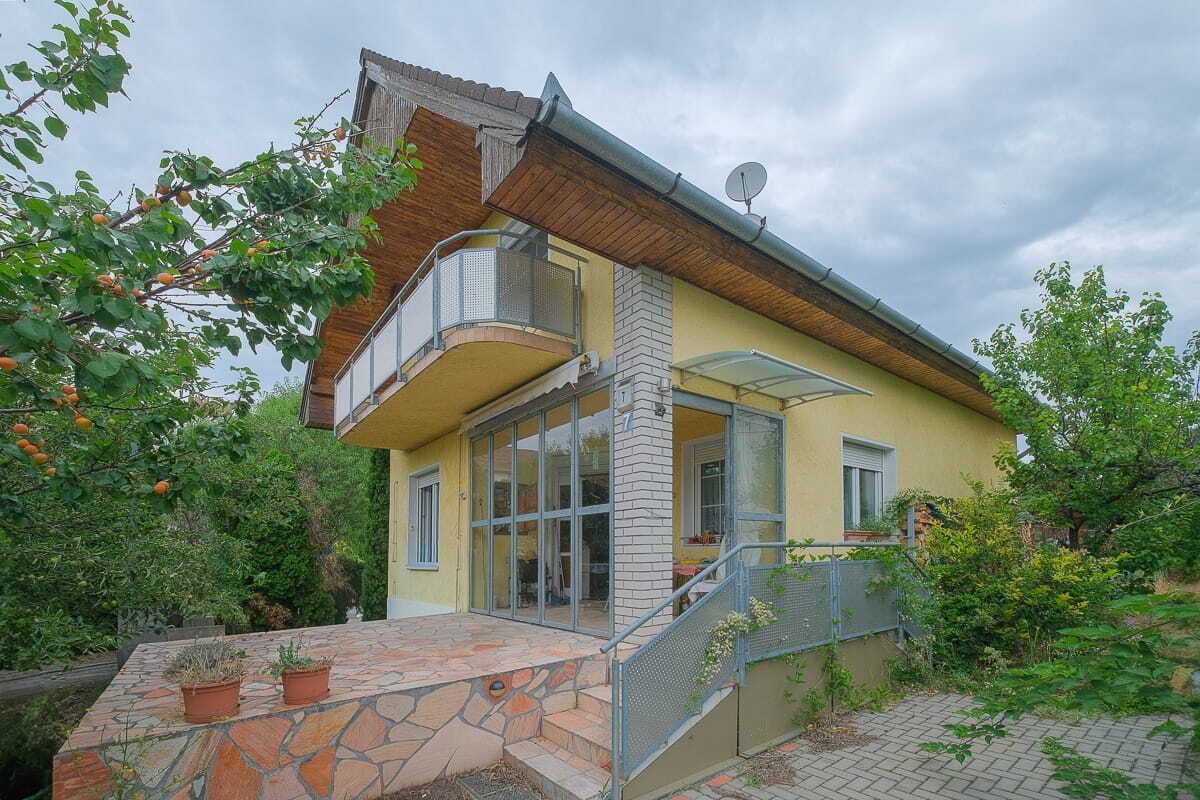 Modernisierungsbedürftiges Einfamilienhaus 5 Gehminuten vom Plattensee entfernt ist zu verkaufen Modernisierungsbedürftiges Einfamilienhaus 5 Gehminuten vom Plattensee entfernt ist zu verkaufen